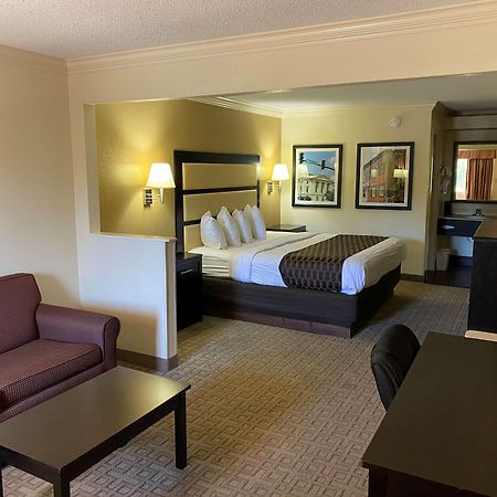 Best Western Inn & Suites Байрън Екстериор снимка