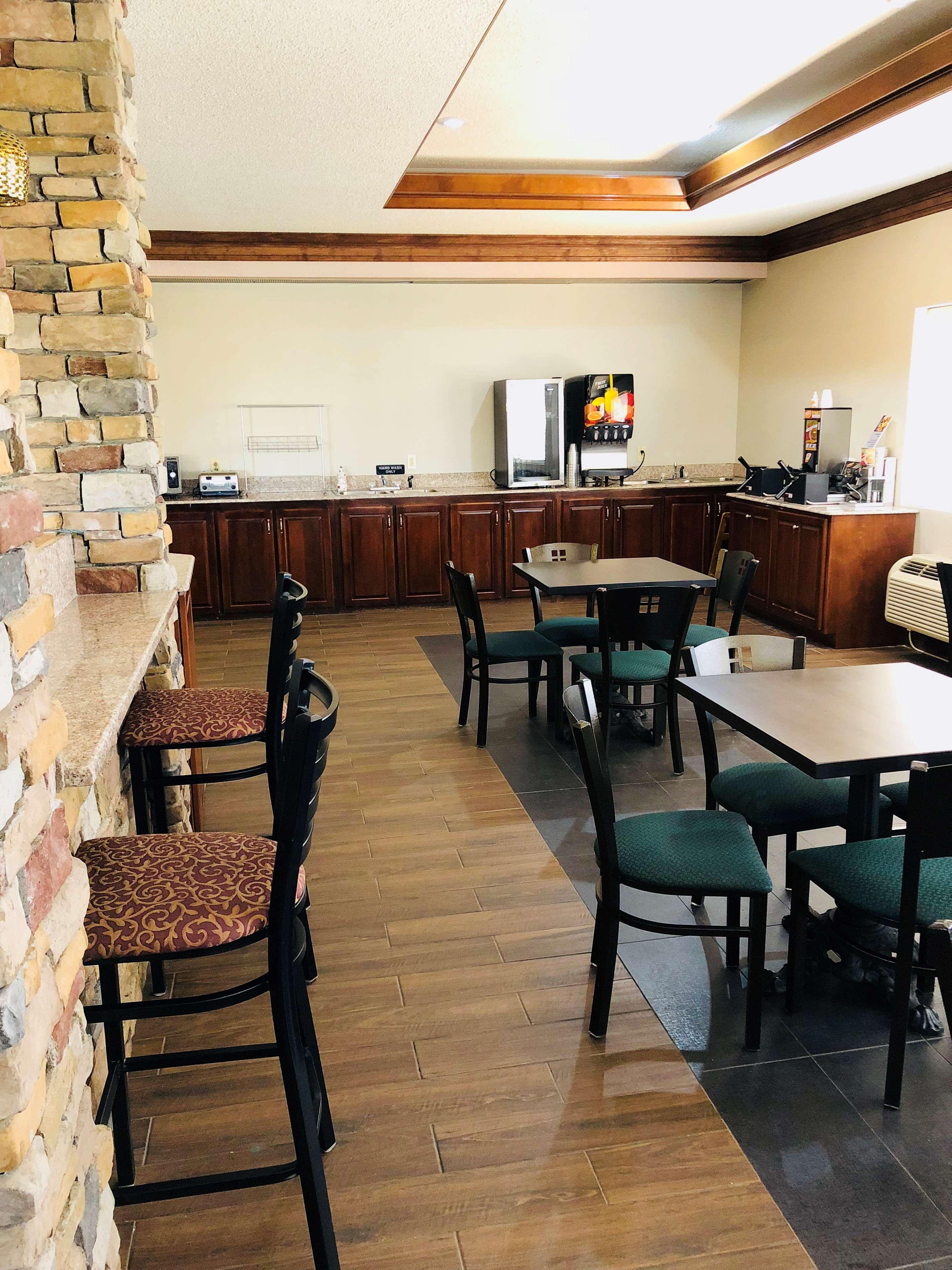 Best Western Inn & Suites Байрън Екстериор снимка