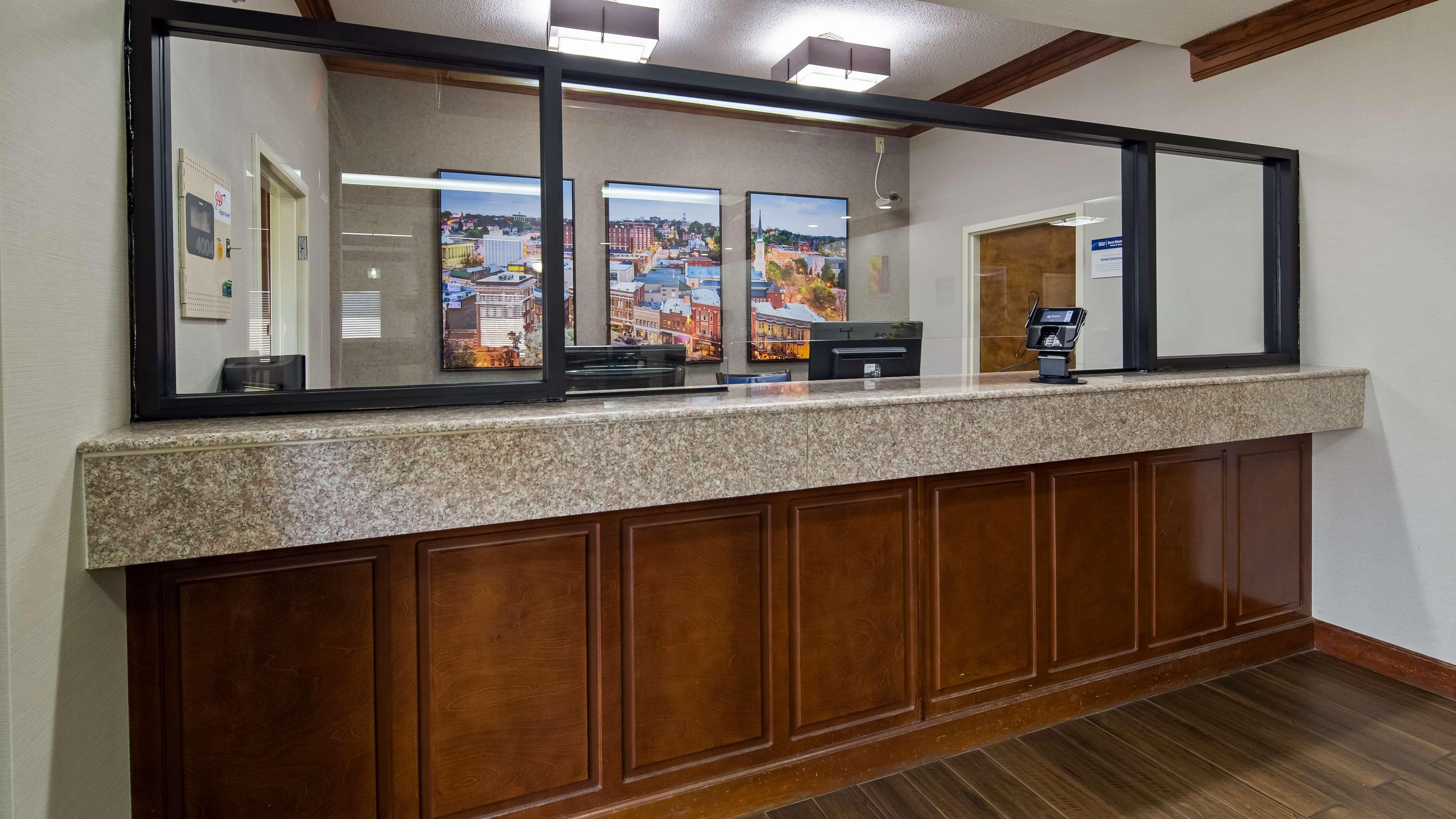 Best Western Inn & Suites Байрън Екстериор снимка