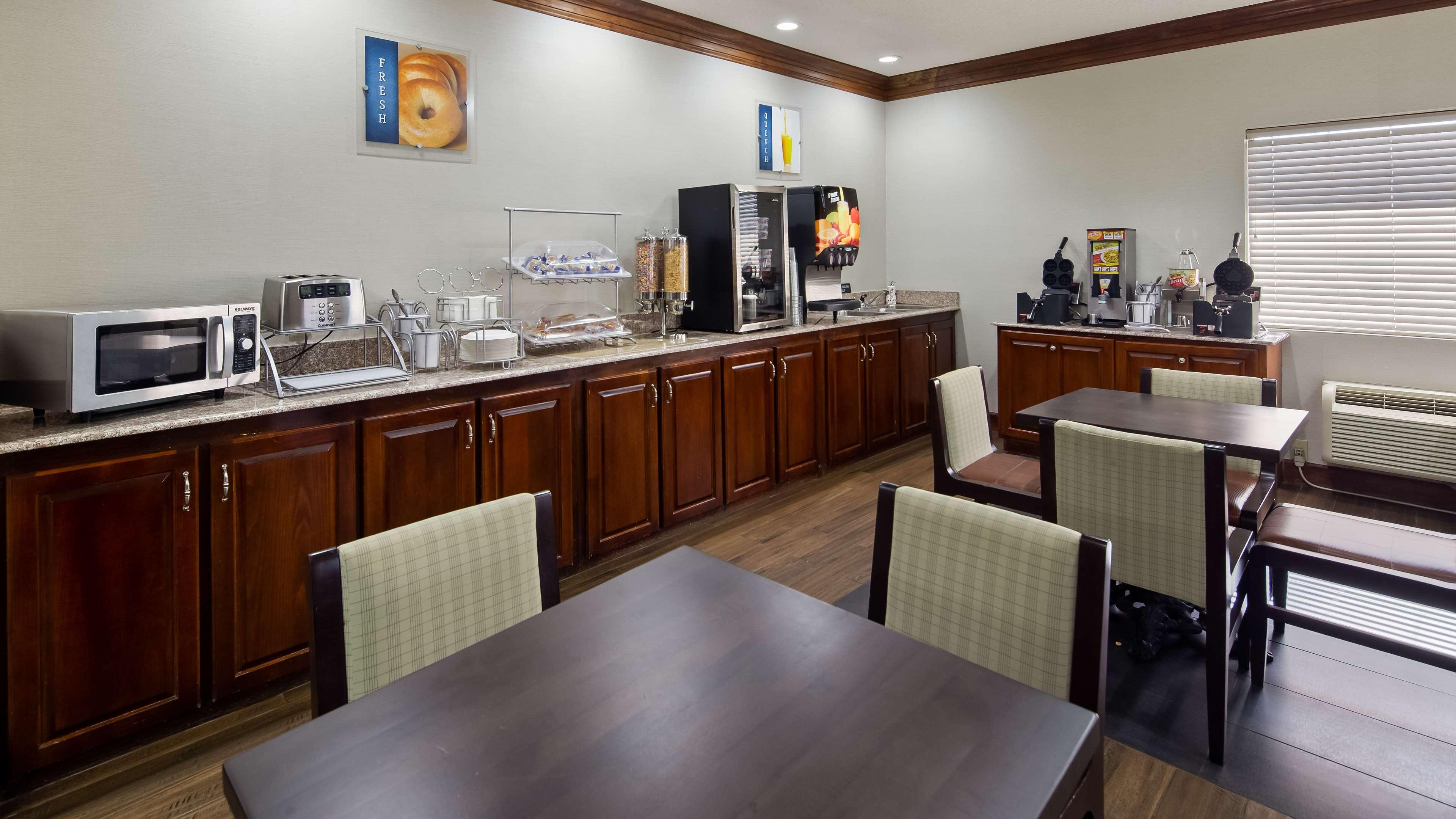 Best Western Inn & Suites Байрън Екстериор снимка