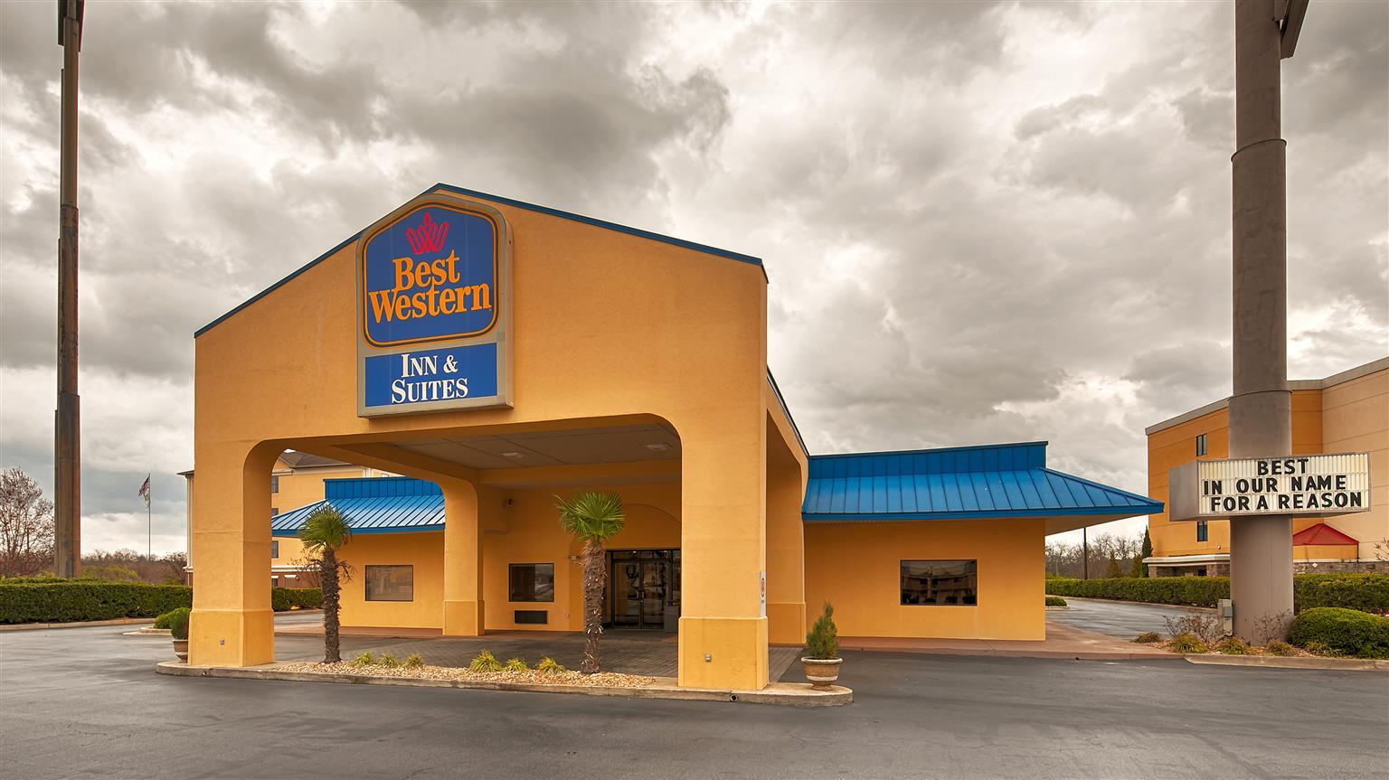 Best Western Inn & Suites Байрън Екстериор снимка